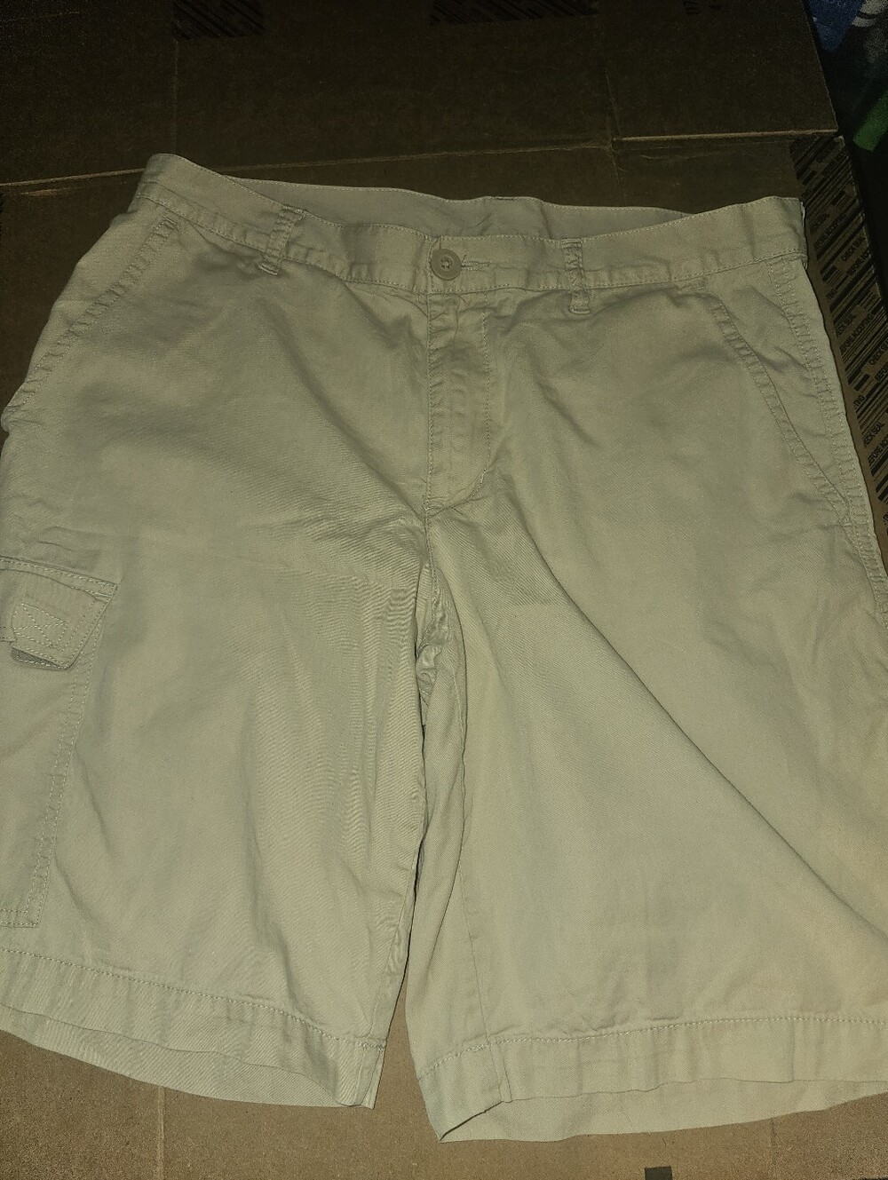 Columbia Men's khaki cargo shorts 34x10